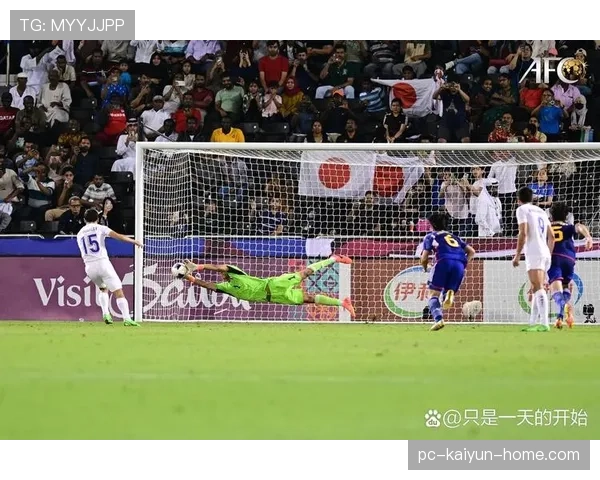 门将二次触球为何会被判罚？规则细节解析